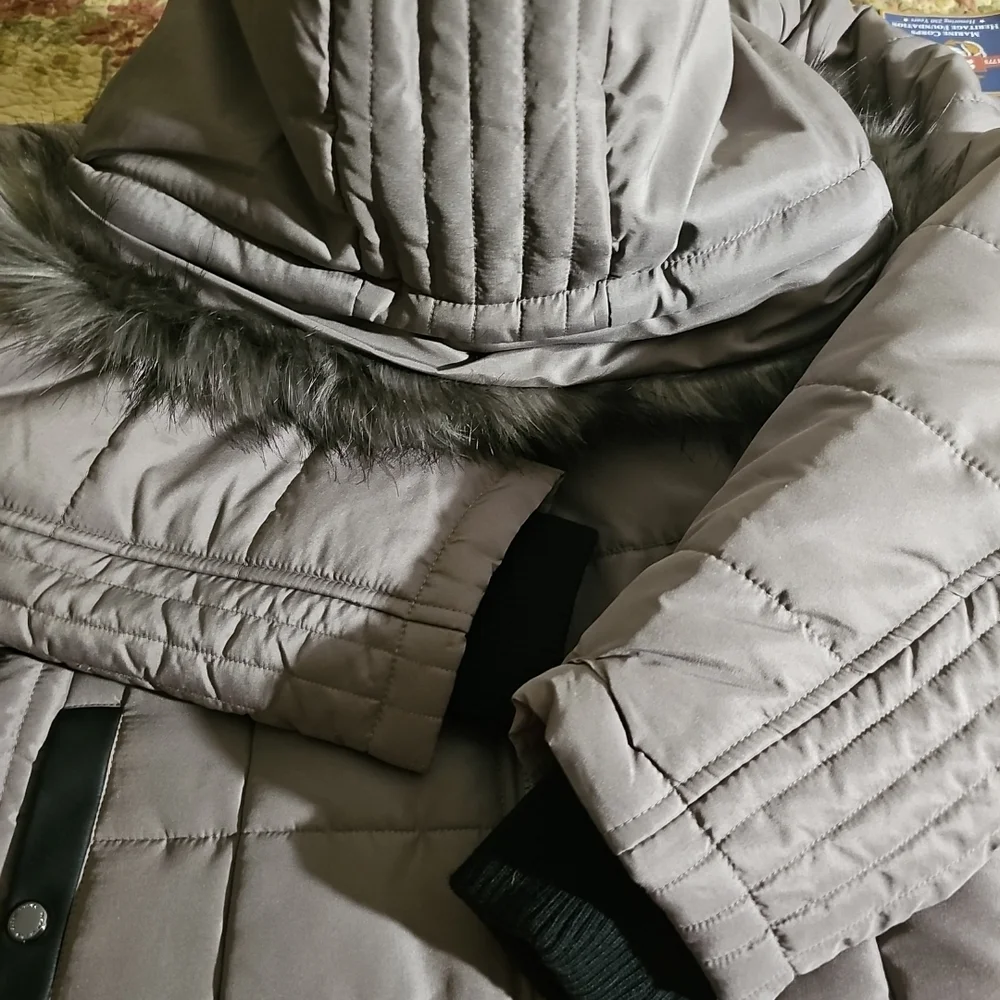 NWT Susan Graver Taupe Quilted Puffer Coat with Faux Fur Hood (Medium) - Picture 7 of 10